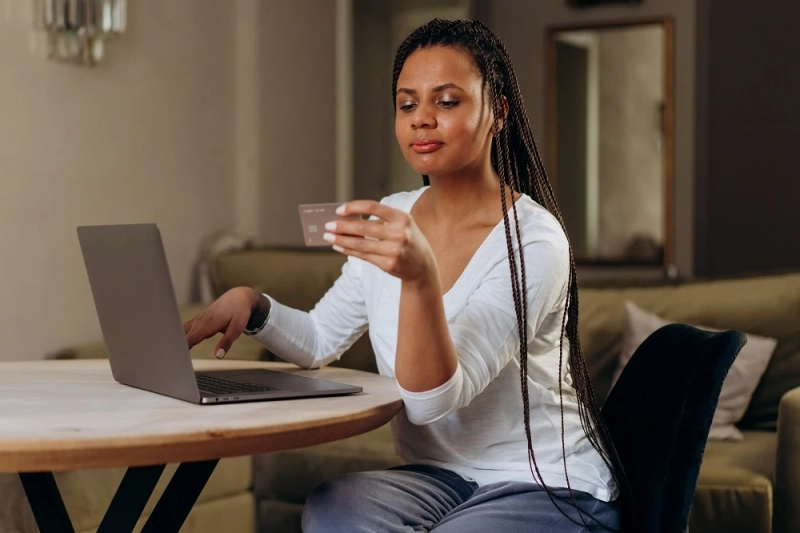 What Are the Pros and Cons of Having Multiple Credit Cards?