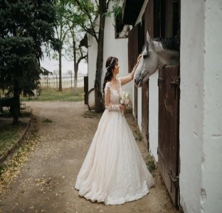 A Day To Remember: Plan a Magical and Offbeat Barn Wedding