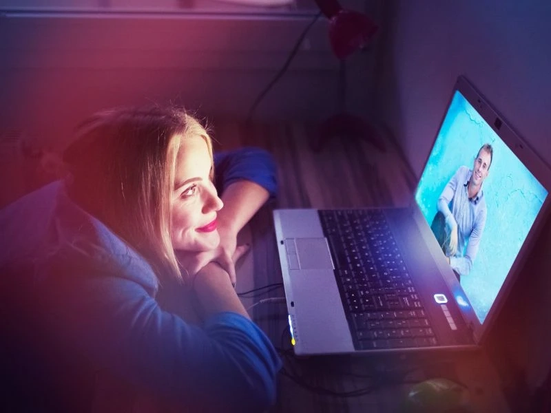A Guide to Navigating Online Dating Risks: Swipe Smart, Stay Safe