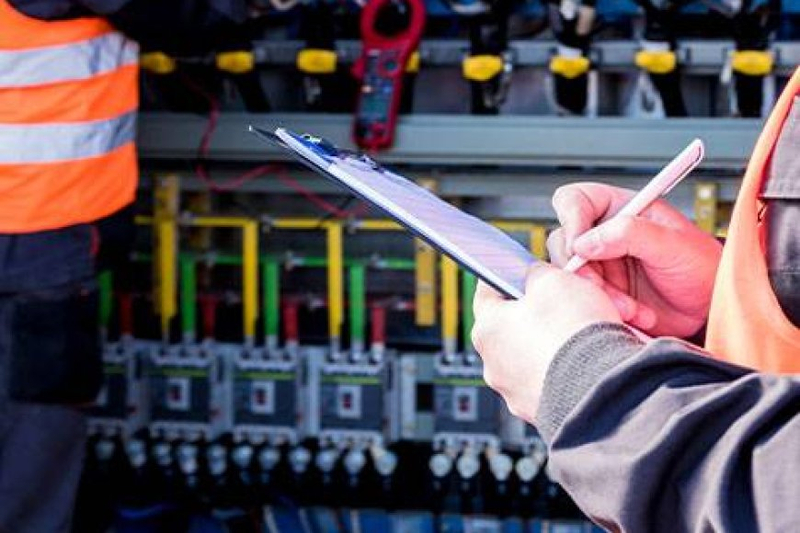 Why An Electrician Is Essential For Lightning Fixture Maintenance