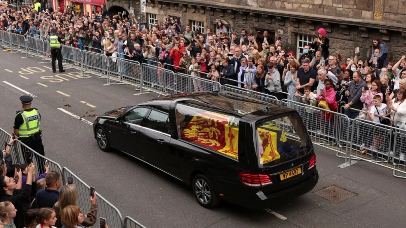 In Edinburgh Queen’s coffin greeted by massive crowds