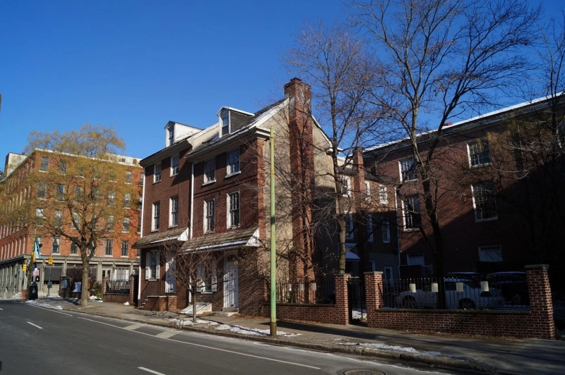 Living Near a University Hub: Pros and Cons for Non-Students