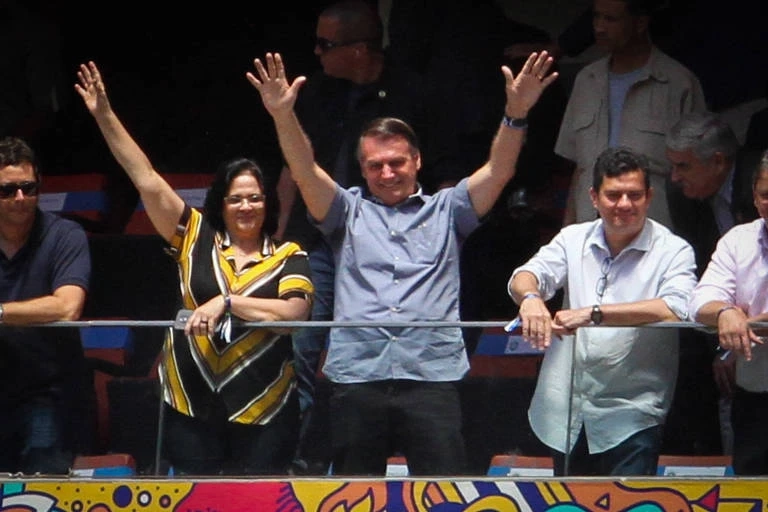 Bolsonaro comemora transmissão própria do Flamengo e 'carta de alforria'