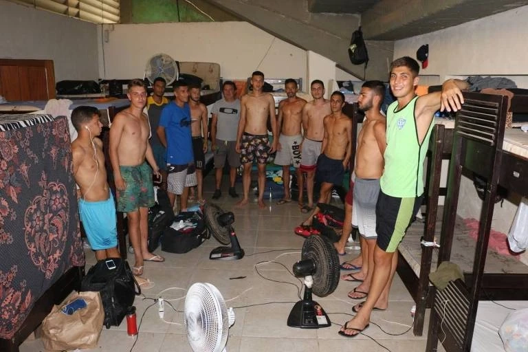 Time do Acre espera volta do futebol há 4 meses embaixo de arquibancada