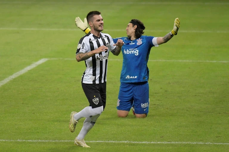 Corinthians leva 3 gols do Atlético-MG no 2º tempo e estreia com derrota