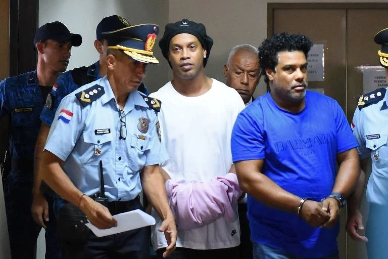 Ronaldinho marca 5 gols e dá 6 assistências em jogo na penitenciária
