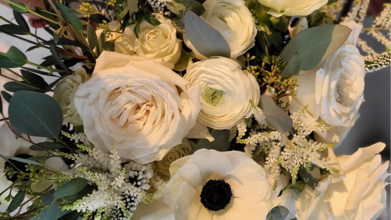 How to Personalize Bridesmaids' and Groomsmen's Flowers for a Unique Touch