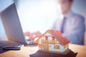 What Are the Key Qualities of an Effective Residential Real Estate Agent?