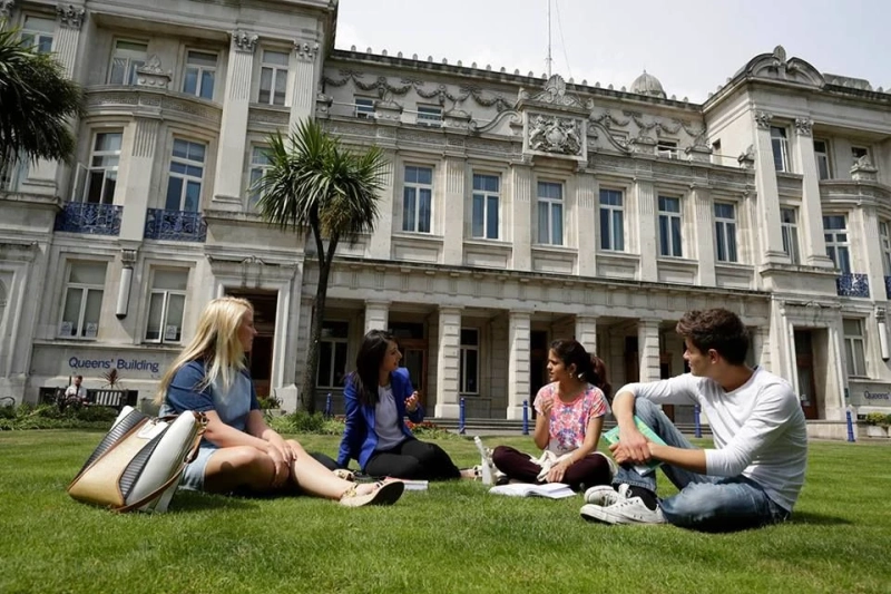 Learn the art of resolving disputes with an LLB in University of London