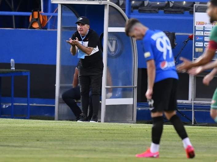 Maradona romeno se demite como técnico de seu próprio clube