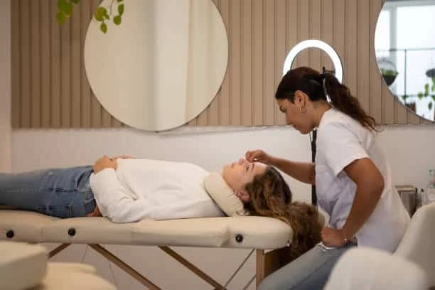 Unterstreichen Sie Ihre natürliche Schönheit mit Wimpern- und Augenbrauenbehandlungen in Basel