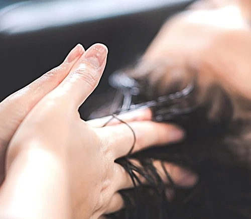 Advantages of Japanese Scalp Massage in Reducing Hair Thinning and Dandruff