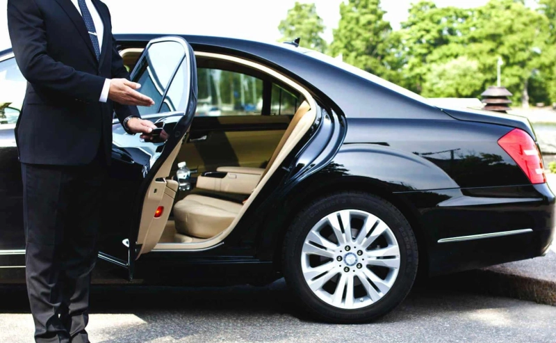 Unveiling Chicago Nightlife Magic with IQZlimousine: Best Downtown Experiences Await