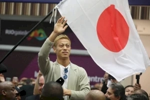 Torcida do Botafogo lota aeroporto para receber japonês Honda