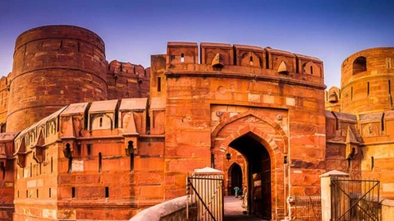 अकबर के समय आगरा में निर्मित भवन - आगरा का किला