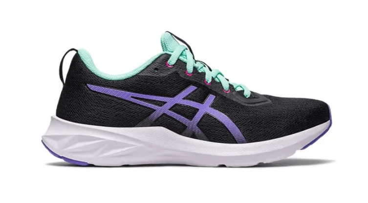 HOW SPORTS SHOES CAN ELEVATE YOUR SPRING OUTFITS