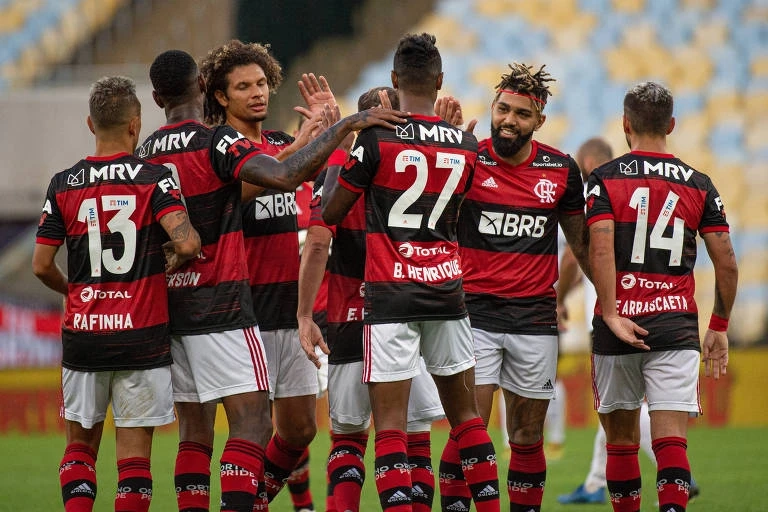 Transmissão de jogo na FlaTV mimetiza Globo, mas tem inovações