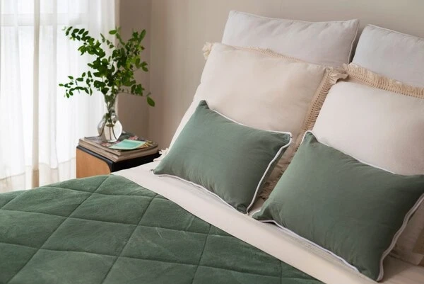 The Perfect Blend between Comfort and Style with Decorative Bed Cushions