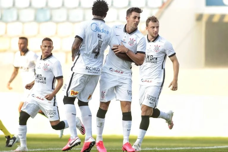 Mesmo com Tiago Nunes, Corinthians ainda prefere defender a atacar