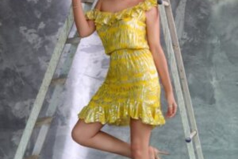 Tips on How to Flaunt a Short Mini Skirt Elegantly