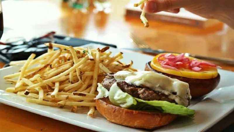 Fast Food Heaven: A Review of Lahore's Top Fast Food Restaurants