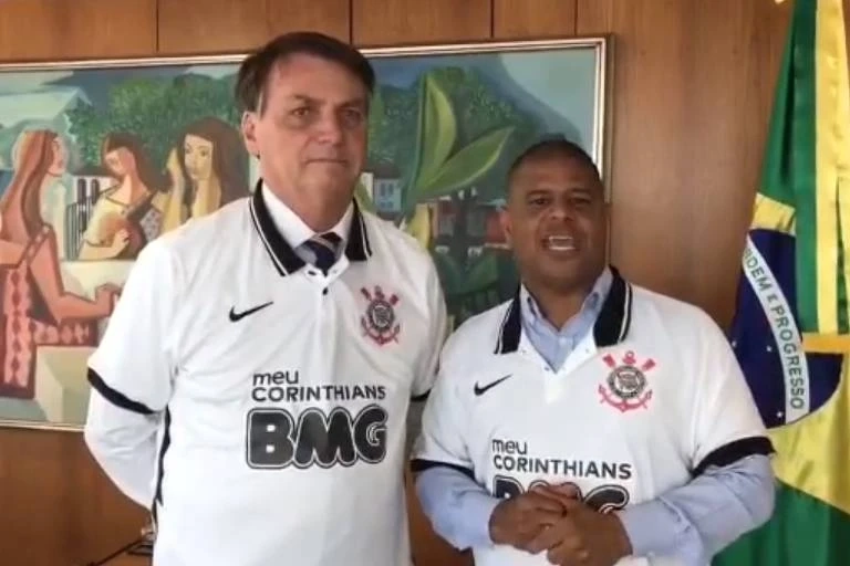 Bolsonaro recebe Marcelinho Carioca e veste camisa do Corinthians