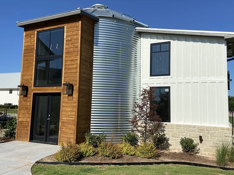 What is the Difference Between Traditional and Modern Farmhouse?