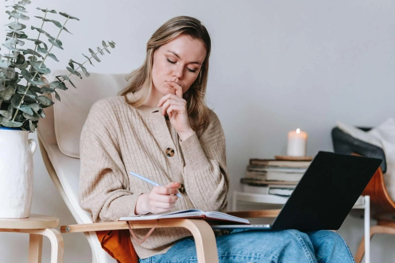 The Ultimate 2023 E-Commerce Guide to Starting a Dropshipping Clothing Brand