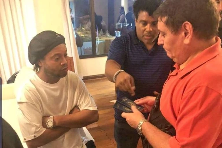 Ronaldinho está chocado e não é perito em documentos, diz advogado
