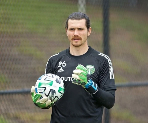 Goleiro comunitário serve a 26 times, mas não joga por nenhum