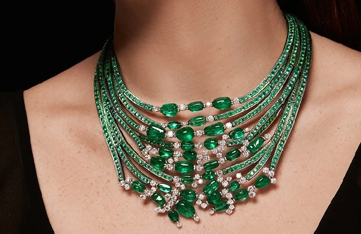 Emerald Embodiment: May's Green Gemstone Brightness and its Zodiac Importance