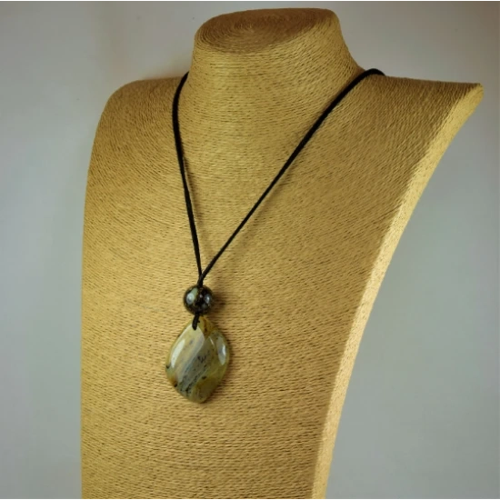 How do amber necklaces work?