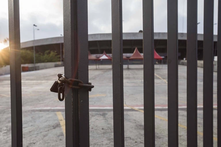 O torcedor desavisado chegou ao estádio e, em vez do jogo, apenas deserto