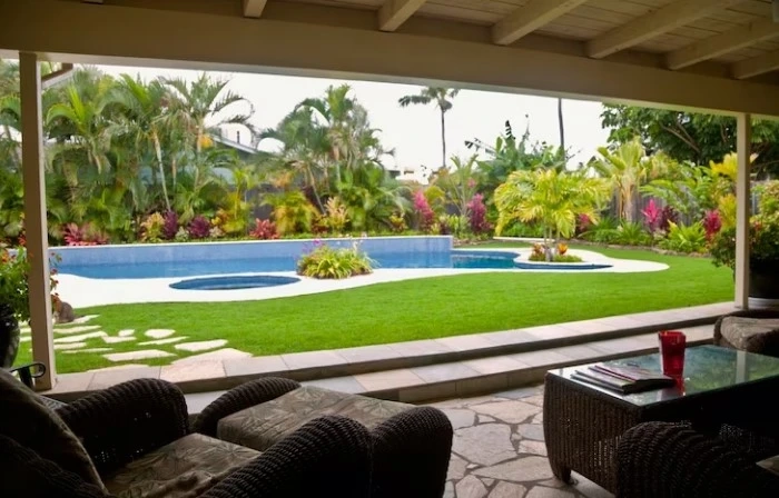 SUPERIOR CUSTOM-DESIGNED POOLS FROM OUR FLORIDA PROFESSIONALS