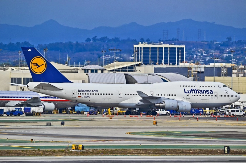Does Lufthansa have a chat?