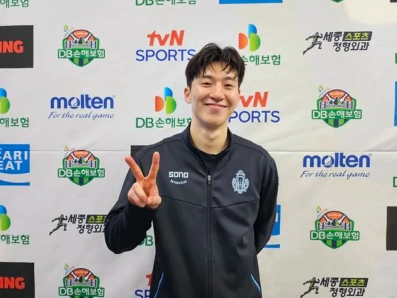 '소노 전학생' 이재도와 함께 일하고 있는 이정현