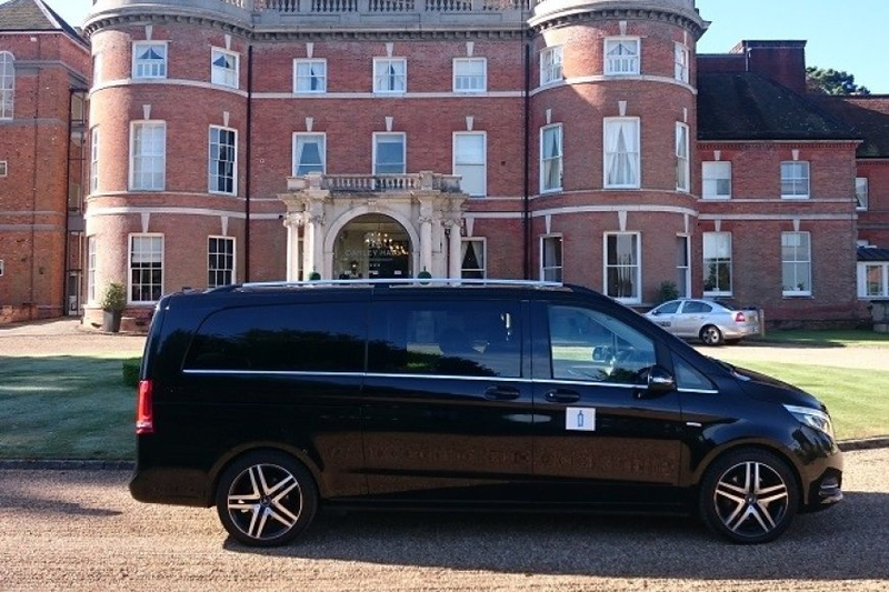 How Hiring a Luxury Minibus Can Enhance Your Family Reunion Experience?