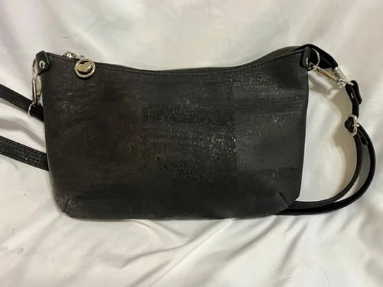 Essential Features to Look for in a Women’s Crossbody Sling Bag