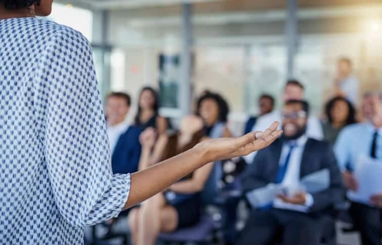 HOW TO BECOME A REAL ESTATE AGENT