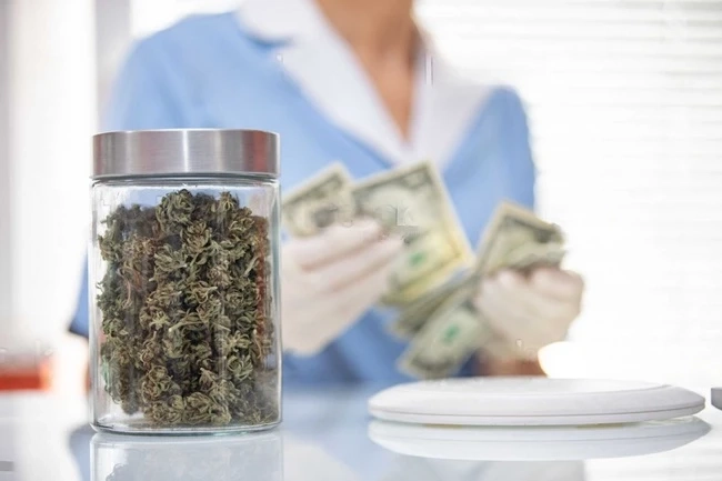 Benefits of Buying Weed Online vs. Buying from a Dispensary