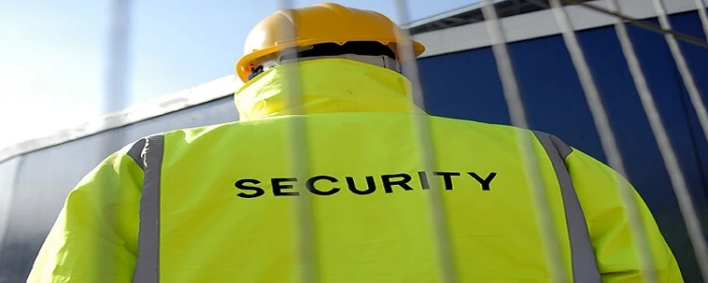 How do static security guards respond in hostile territory?