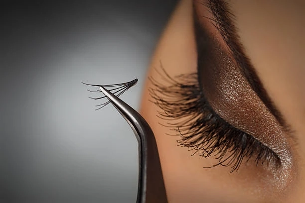 Traveling with Eyelash Extensions: Tips to Avoid Problems