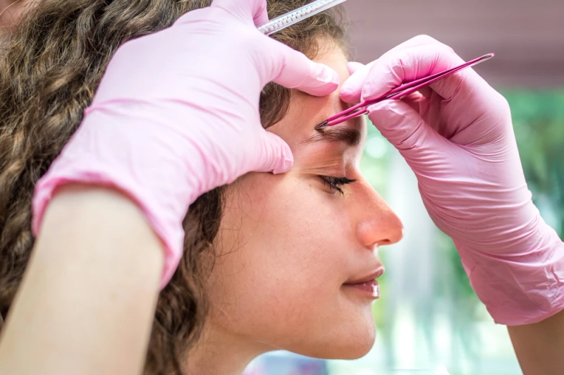 What is Microfeathering Eyebrows?