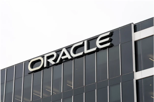 Comparing Compute Options on Oracle Cloud: VMs vs. Containers for Web Hosting