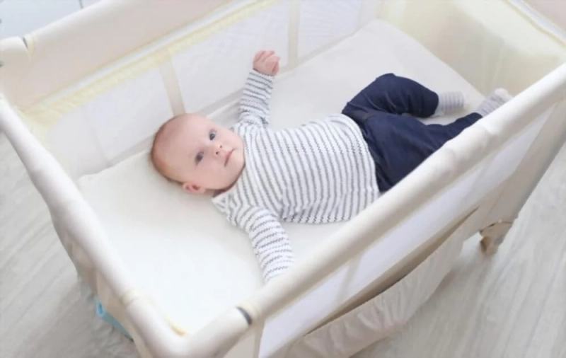 How to Choose the Best Travel Crib for Flying?