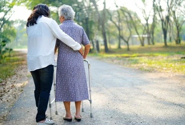 Learn The 7 Benefits of Hiring Senior Care Services