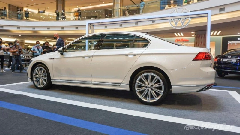 2020 Volkswagen Passat R-Line: extra extravagance extras DCC
