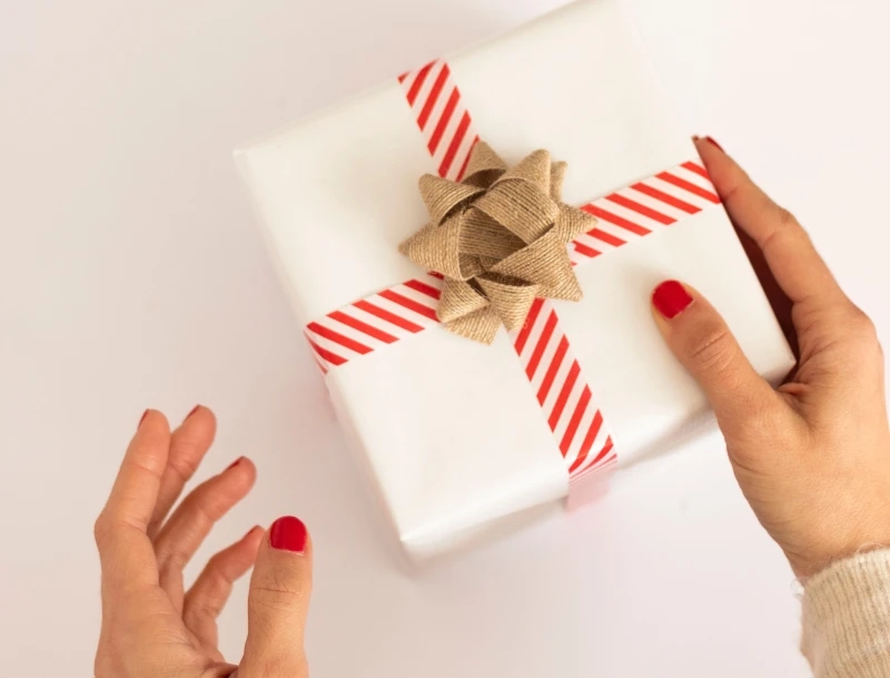 10 Holiday Gifts for Coworkers: Fresh and Unique Ideas + Tips