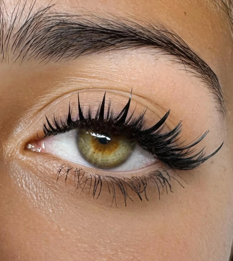 Top 10 Warning Signs Your Lash Tech Isn’t the Right Fit