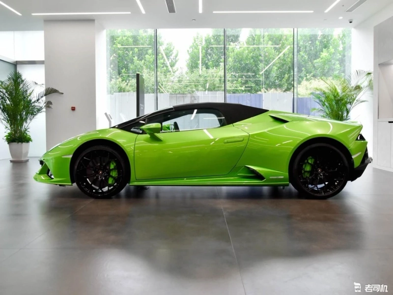 Furnished with a huge uprooting normally suctioned motor: Lamborghini Huracán